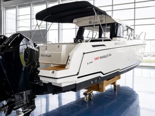 Parker 920 Explorer Twin Mercury F225 Demo Boat 45 de ore functionare