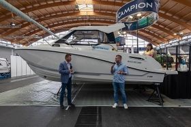 Quicksilver Activ 705 Weekend & Mercury F200V6 livrare din stoc