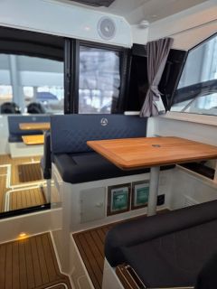 Parker 920 Explorer Twin Mercury F225 Demo Boat 45 de ore functionare